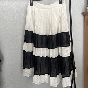 Banana Republic Black and White Pleated Midi Skirt Size 2
